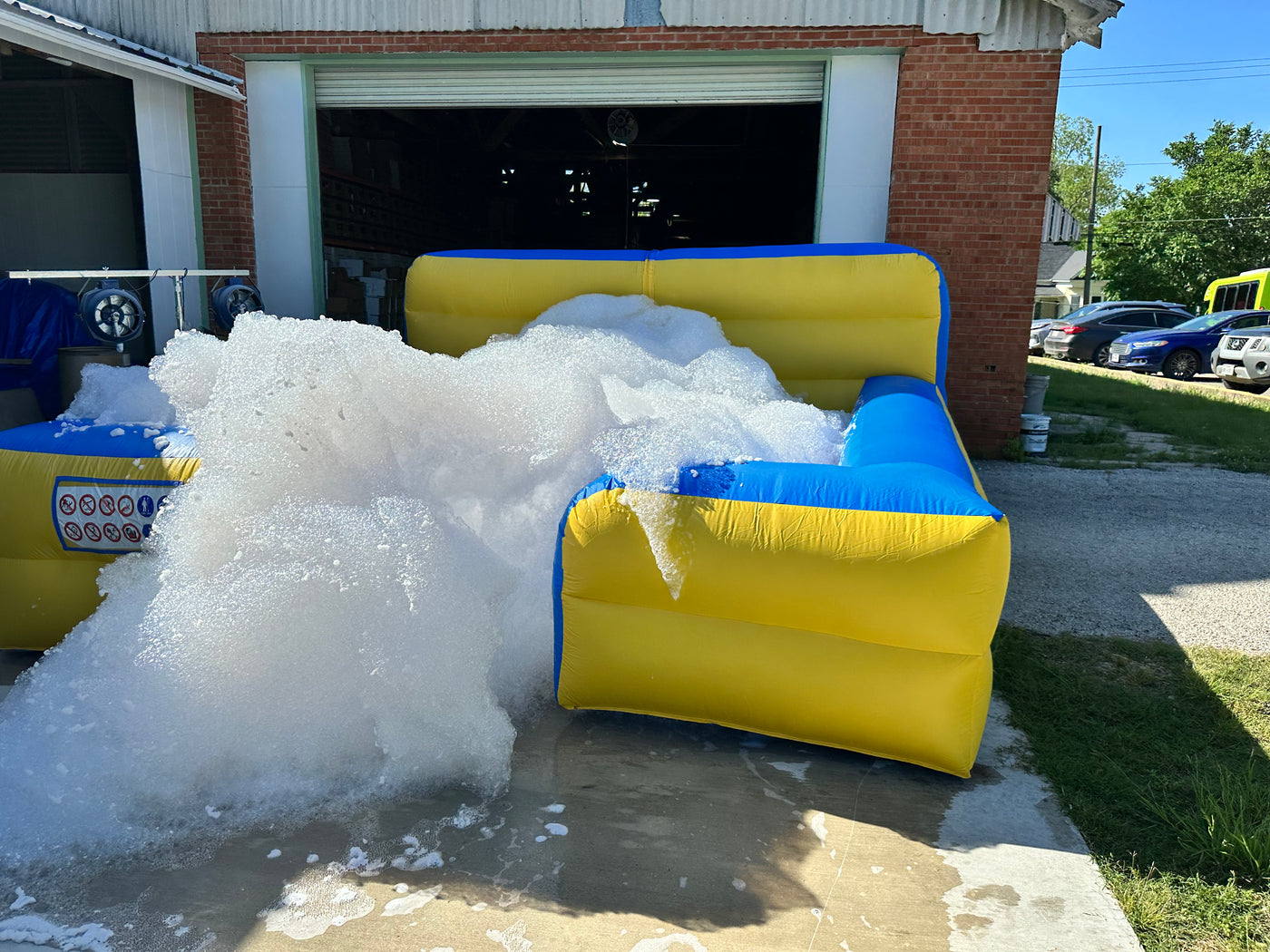 Foam Piles high with the 13 x 13 foam pit. No foam fan or stand required for this unit.